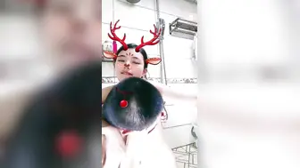 年轻的小少妇露脸跟小哥在浴室啪啪，先洗干净让小哥舔逼，口交大鸡巴舔弄，无套抽插多体位爆草，表情好骚啊