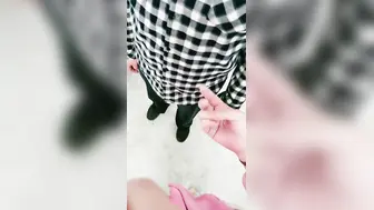 开档黑丝露脸风骚的大屁股少妇深夜跑到公测勾搭大哥激情啪啪，直接在厕所内口交大鸡巴躺在地上让大哥爆草