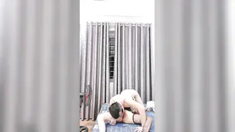 无毛逼风骚女友全程露脸激情大秀直播，口交无毛大鸡巴69舔逼玩弄，床上各种抽插面对镜头跟小哥舌吻玩骚奶子