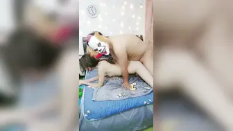 瘦弱妹子夫妻秀，还有闺蜜在场观战，女上位，后入，一顿猛操，无套内射，特写逼逼