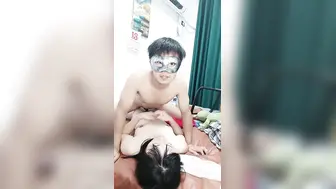 看着就很骚的小少妇【4】跟小哥深夜直播啪啪给狼友看，草舒服就露脸了，让小哥吃奶抠逼配合小哥各种抽插爽上天