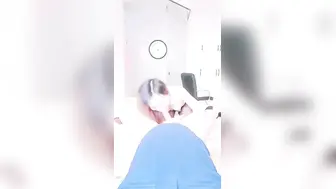 真实高颜值美艳娇娘，色诱55岁上门收破烂大叔，短裙黑丝爆乳差点被强奸，含住肉棒才缓下来，肏穴口爆好满足