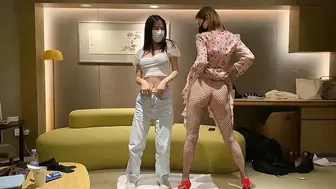 两个兼职美女模特【上篇】又没钱花了 找摄影师想接点活动 正好一起玩双飞