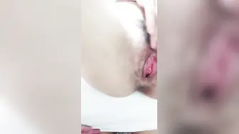 【这娘们好骚】全程露脸激情大秀【中篇】口交大鸡巴表情骚极了，主动上位抽插爆草浪叫呻吟，伺候完大哥自己揉奶抠逼