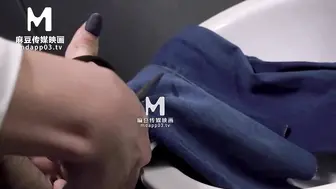 【麻豆传媒】艾秋【爱露出的咖啡店员】众目视奸与精液春宫，高清720P原版首发【MD-0211】