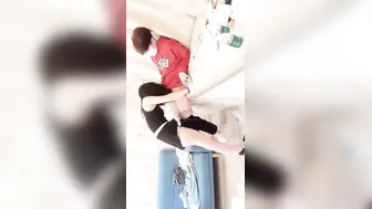 淫乱4P【上篇】双飞两个极品萝莉，美女翘起屁股被舔弄，上位骑乘大屁股上下套弄，抬腿侧入大力猛操