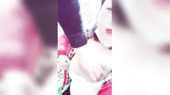 风骚熟女【户外公园勾搭闷骚大哥】激情啪啪，全程露脸让大哥吃奶子，深喉大鸡巴开档黑丝直接后入爆草抽插好多水