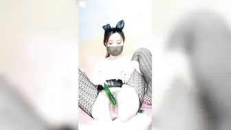 精品舞蹈系大学生妹子热舞自慰诱惑【自慰篇】玻璃棒抽插嫩穴白浆一直流，高跟鞋连体网袜跳舞，玻璃棒整根深插