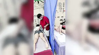 中医养生馆【上篇】跟好姐妹一起来找男技师按摩，特殊服务揉奶抠逼直接草上了，隔着帘子的呻吟浴火焚身自慰，隔着爆草