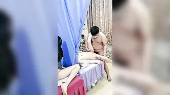 中医养生馆【上篇】跟好姐妹一起来找男技师按摩，特殊服务揉奶抠逼直接草上了，隔着帘子的呻吟浴火焚身自慰，隔着爆草