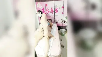 【美容养生馆】大叔忽悠女顾客【上篇】激情啪啪，色情按摩揉捏骚奶子玩骚逼淫水已湿透，大鸡巴各种爆草口交大鸡巴真骚