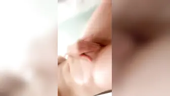 小美女爱诱惑清纯萌妹为赚钱居家全裸秀，厕所尿尿洗澡湿身诱惑