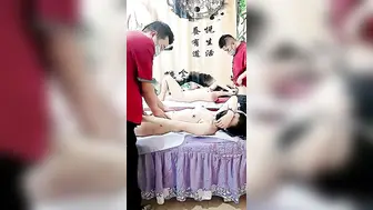 【中医养生馆特殊服务】忽悠顾客做特殊服务完4P，壮小伙伺候两富婆，全身按摩推油抠逼撸鸡巴，玩着奶子各种爆草浪荡呻吟