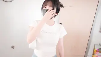 【玩偶姐姐】同居的他酒吧卫生间无套操穴颜射后口穴舔干净