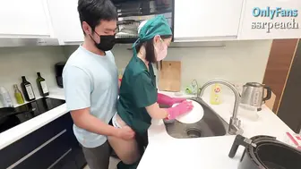 女醫生下班回家還知道要洗碗