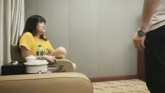【小马探花】足浴店重金忽悠，26岁良家小姐姐，大胸诱人，聊天熟络，舌吻交合