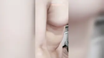 巨乳表妹在厨房被后入 被爆操之后淫水直流