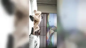 大哥约的良家老阿姨酒店激情啪啪，吃着奶子摸着逼给她舔得好湿，大鸡巴各种抽插冒白浆