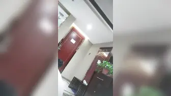 大哥约的良家老阿姨酒店激情啪啪，吃着奶子摸着逼给她舔得好湿，大鸡巴各种抽插冒白浆