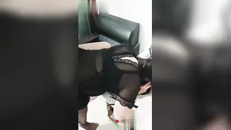 坦克熟女一边给女儿打电话一边被野男人狂操鲍鱼逼 身穿黑丝被射一屁股精！