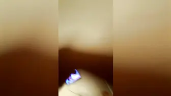 和亲姐姐乱伦 汗水顺着她白皙的脊背缓缓滑落 忍不住发出连绵不断的刺激呻吟 自拍外流