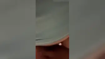 姐弟乱伦 周末弟弟趁老爸不注意竟偷偷溜进了姐姐的房间
