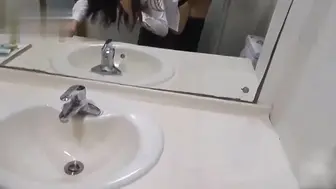 山东姐弟乱伦 卫生间强推性感姐姐 姐夫打电话过来一边操着一边打电话超级刺激对白！