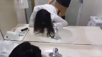 山东姐弟乱伦 卫生间强推性感姐姐 姐夫打电话过来一边操着一边打电话超级刺激对白！