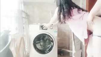 弟弟游手好闲撞见姐姐穿着性感睡衣心生歹意！