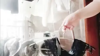 弟弟游手好闲撞见姐姐穿着性感睡衣心生歹意！