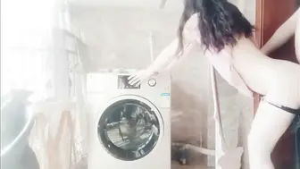 弟弟游手好闲撞见姐姐穿着性感睡衣心生歹意！