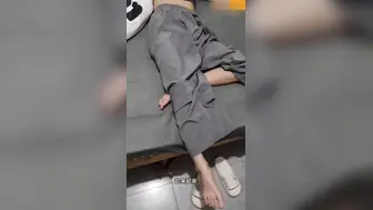 操心没有用，操妹妹才有用！妹妹大半夜喝酒回家被亲哥埋怨，把正在洗澡的妹妹上了！
