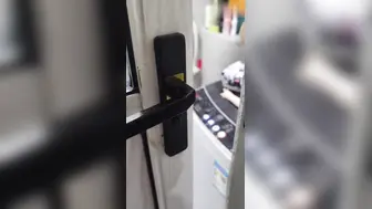 操心没有用，操妹妹才有用！妹妹大半夜喝酒回家被亲哥埋怨，把正在洗澡的妹妹上了！
