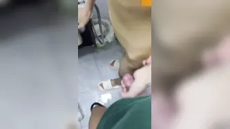 操心没有用，操妹妹才有用！妹妹大半夜喝酒回家被亲哥埋怨，把正在洗澡的妹妹上了！