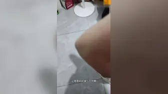 操心没有用，操妹妹才有用！妹妹大半夜喝酒回家被亲哥埋怨，把正在洗澡的妹妹上了！