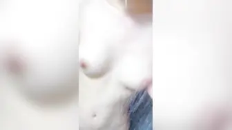 有了男朋友的亲妹妹不愿意再被我操，等她洗澡的时候破门而入按在马桶上狠操嫩逼，一直哭喊着不要搞我