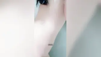 有了男朋友的亲妹妹不愿意再被我操，等她洗澡的时候破门而入按在马桶上狠操嫩逼，一直哭喊着不要搞我