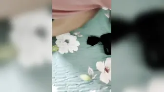 小姨被我的朋友给搞舒服了，今天主动约我和好朋友一起操她，猛插她的骚穴