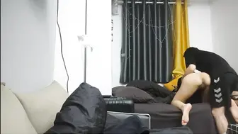 【兄妹乱伦】妹妹在写作业，哥哥不停骚扰她吃鸡吧最后操了一顿！