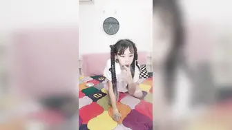 【父女】哈尔冰漂亮精神妹和干爹乱伦竟然还被打