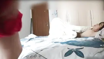 真实乱伦现场 精壮小伙和骚逼亲妈趁父亲不在从厨房干到卧室直接无套内射