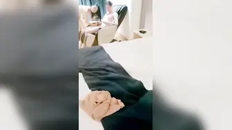 真实家庭乱伦 淫荡的母女俩被儿子爆操 粗暴地征服她们，将自己的欲望和力量灌注到她们的身体中
