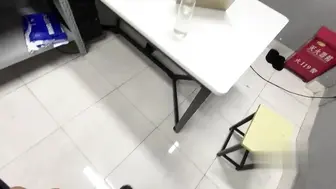 骚逼老妈带狗尾巴楼顶暴露，被儿子要求学狗爬，被人发现了，还在楼道故意做爱给她看