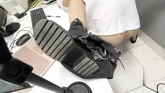 骚逼老妈带狗尾巴楼顶暴露，被儿子要求学狗爬，被人发现了，还在楼道故意做爱给她看