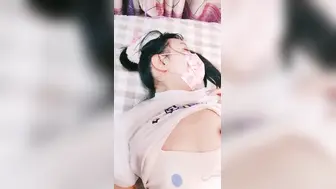 可爱小萝莉诱人小白兔晃动惹人眼轻轻一操就哼哼唧唧的
