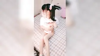 可爱小萝莉诱人小白兔晃动惹人眼轻轻一操就哼哼唧唧的