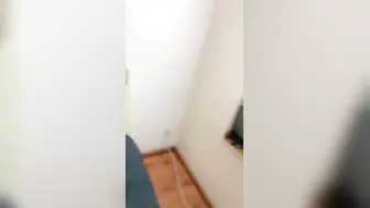 戴著半个面具的大奶合法萝莉，一边帮我撸一边帮我吃，最后还乳交上了