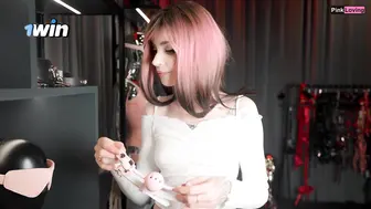 在性用品商店里塞上肛门塞 - pinkloving