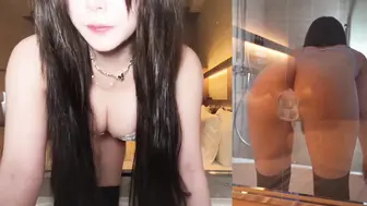 等了好久终于来了！玻璃隔着的假屌自慰神作，前后双视角清晰可见， 全程露脸高潮喷水！