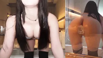 等了好久终于来了！玻璃隔着的假屌自慰神作，前后双视角清晰可见， 全程露脸高潮喷水！